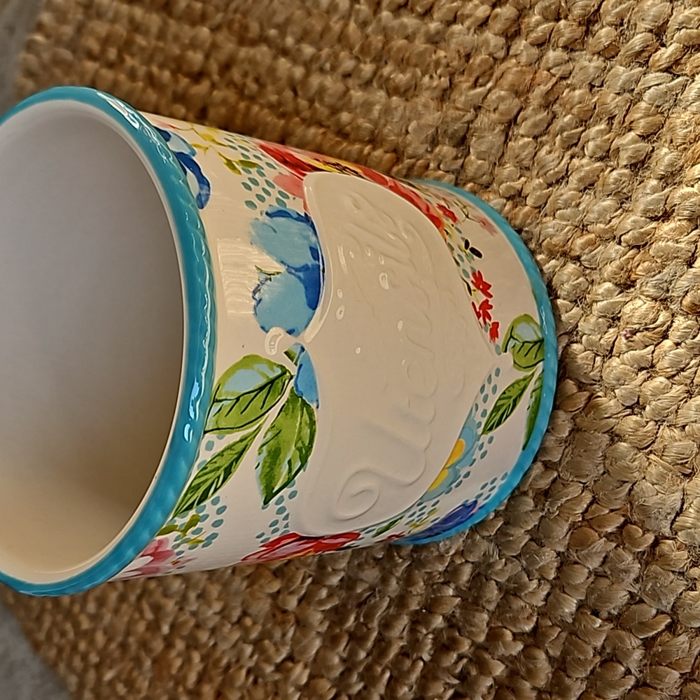 A) Pioneer woman utensil holder